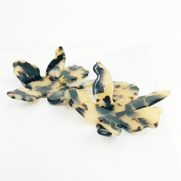 RESTOCKED Paper Lily Earrings in Blond Tortoise - Picture 2 of 8